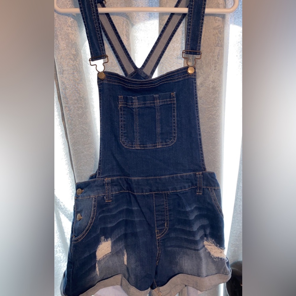 Short overalls with rips